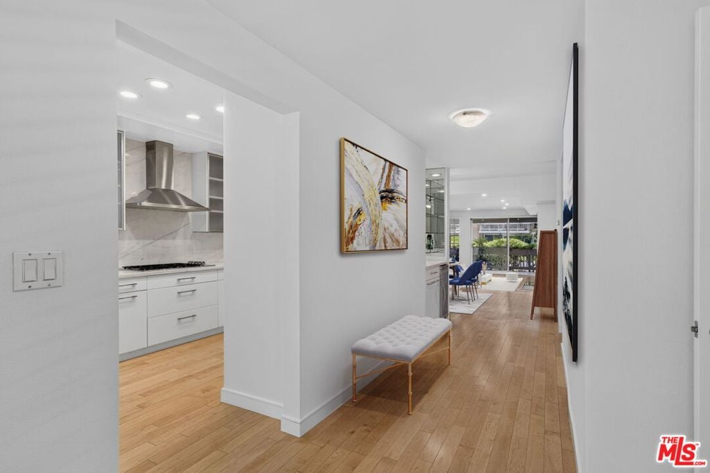 4338 Redwood Avenue B114