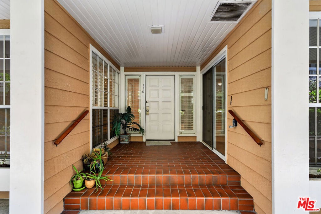 4338 Redwood Avenue B114