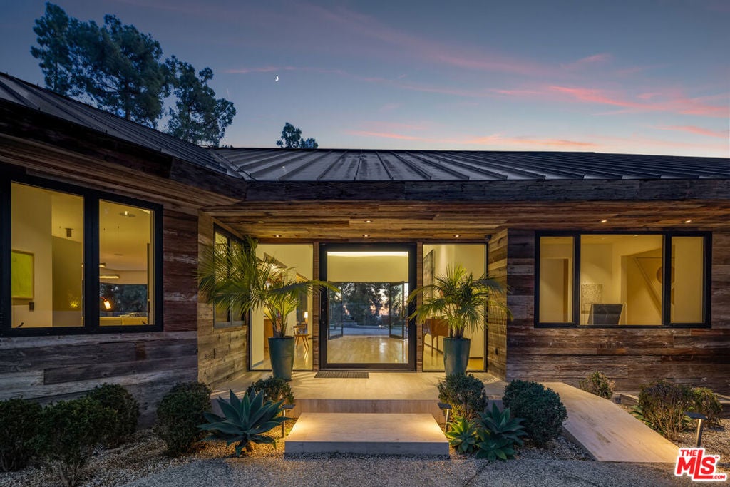 Photo of 1120 El Retiro Way, Beverly Hills, CA 90210 (MLS # 26635669)
