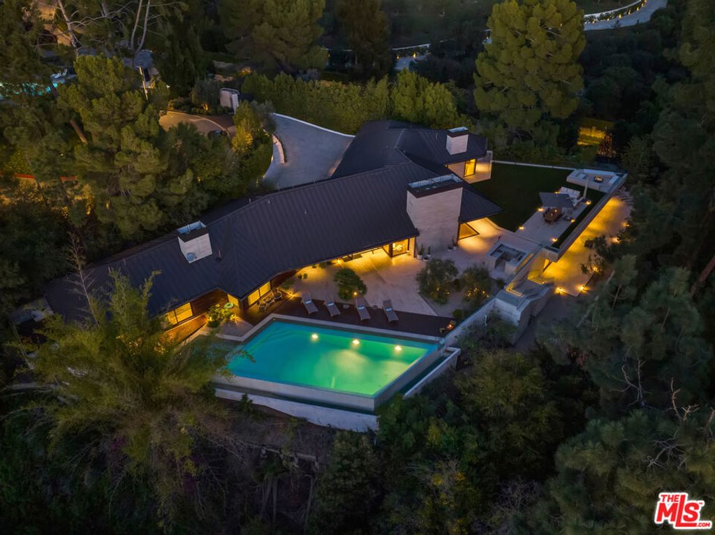 Photo of 1120 El Retiro Way, Beverly Hills, CA 90210 (MLS # 26635669)