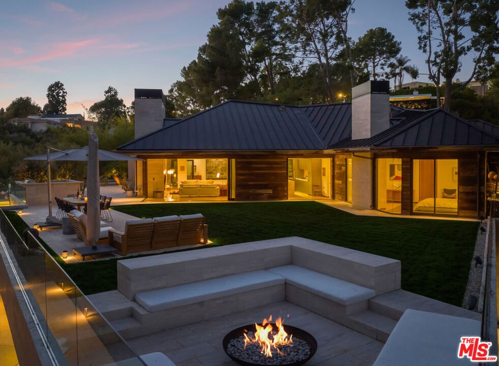 Photo of 1120 El Retiro Way, Beverly Hills, CA 90210 (MLS # 26635669)