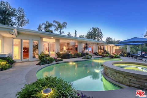 Photo of 4101 Clear Valley Drive, Encino, CA 91436 (MLS # 26725019)