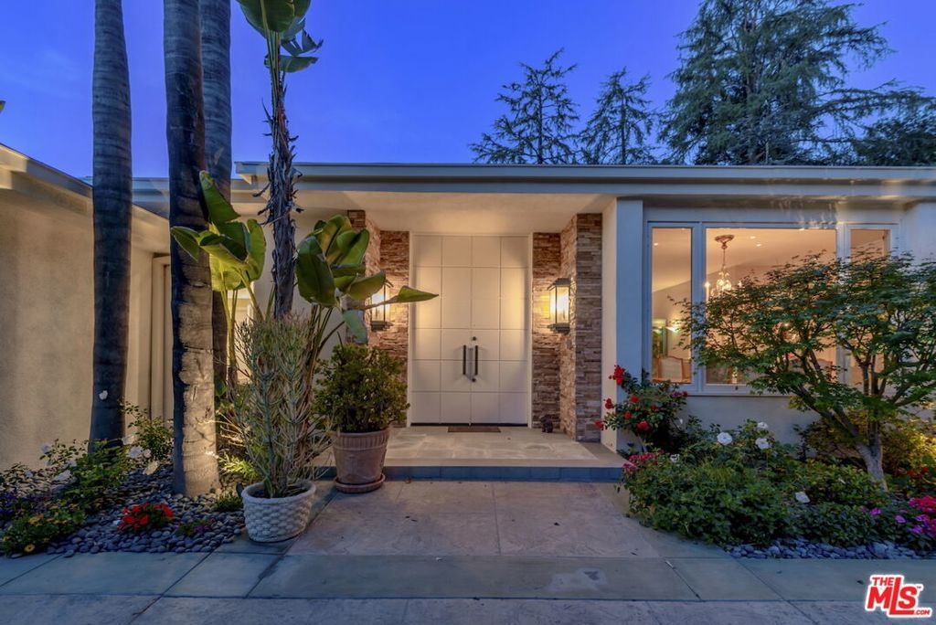 Photo of 4101 Clear Valley Drive, Encino, CA 91436 (MLS # 26725019)