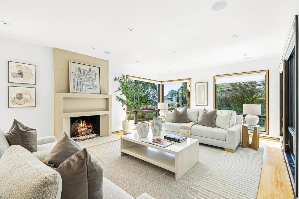 2912 Hillside Drive