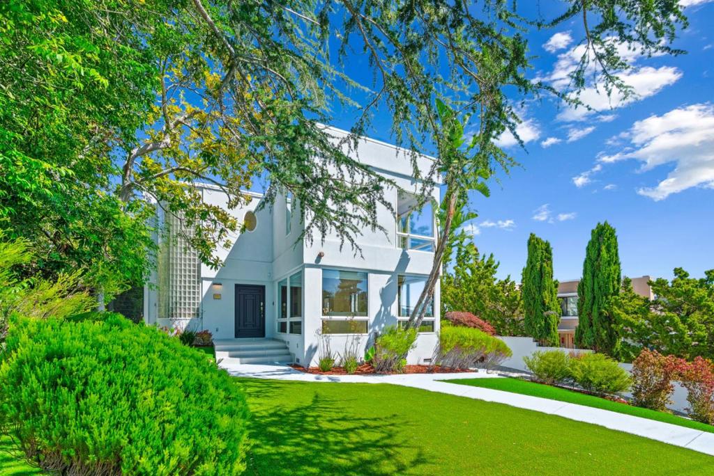2912 Hillside Drive