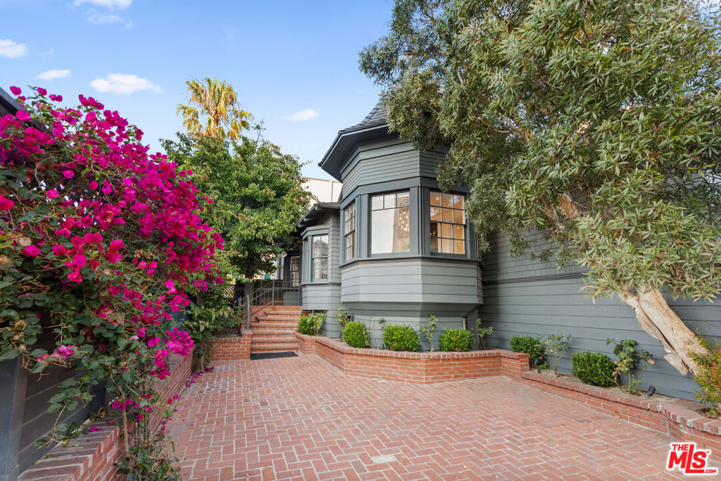 12 Rose Avenue