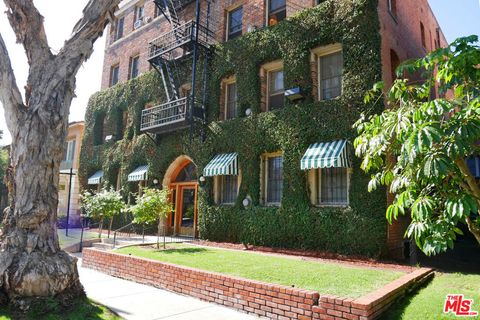 Photo of 611 S Cloverdale Avenue #305, Los Angeles, CA 90036 (MLS # 25617301)