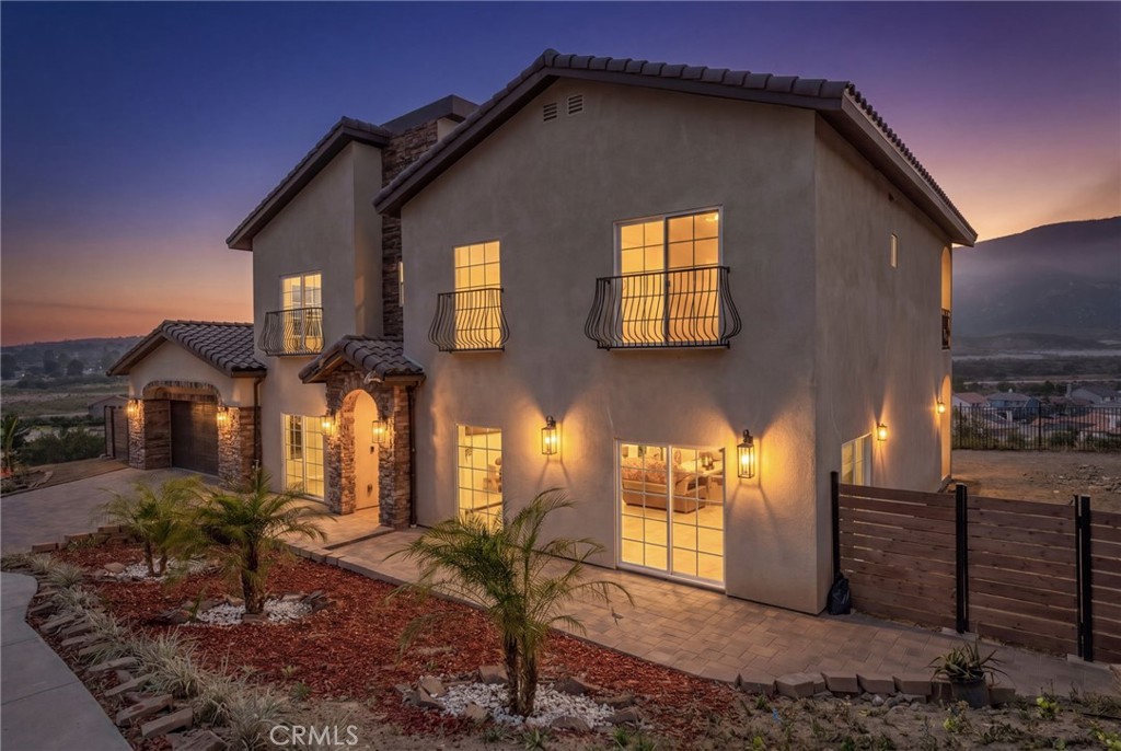 5591 N Pinnacle