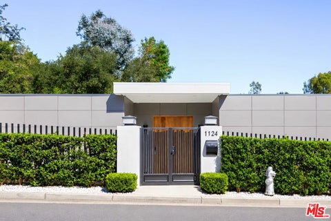 Photo of 1124 Summit Drive, Beverly Hills, CA 90210 (MLS # 26993157)