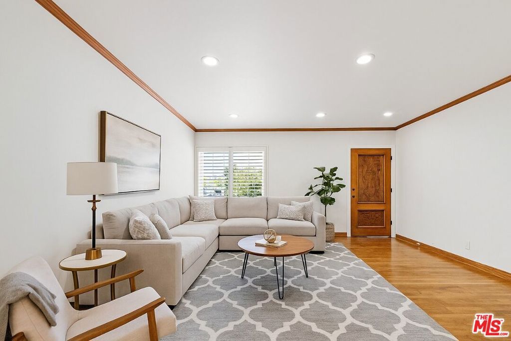 Photo of 5822 Lindley Avenue, Encino, CA 91316 (MLS # 25592517)