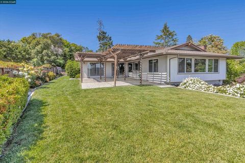 Photo of 770 Crossbrook Dr Dr, Moraga, CA 94556 (MLS # 41137503)