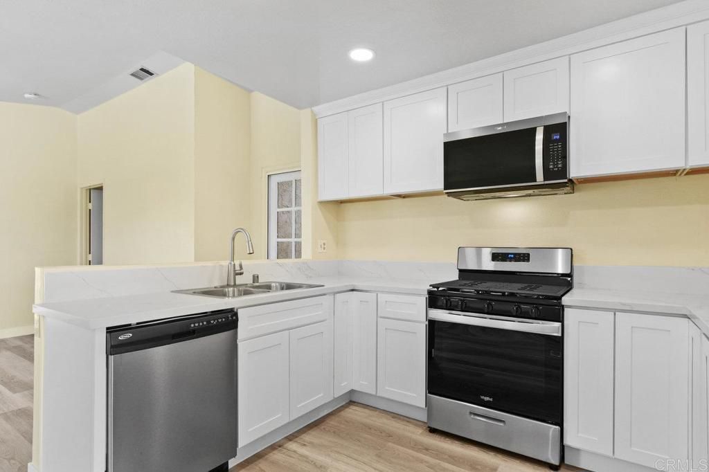 listing image 130722406582193965386