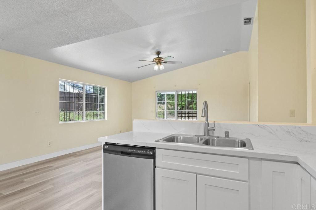 listing image 130729409701378236221