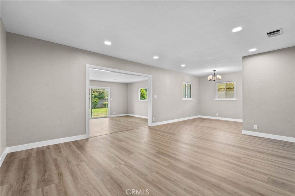208 N Bromley