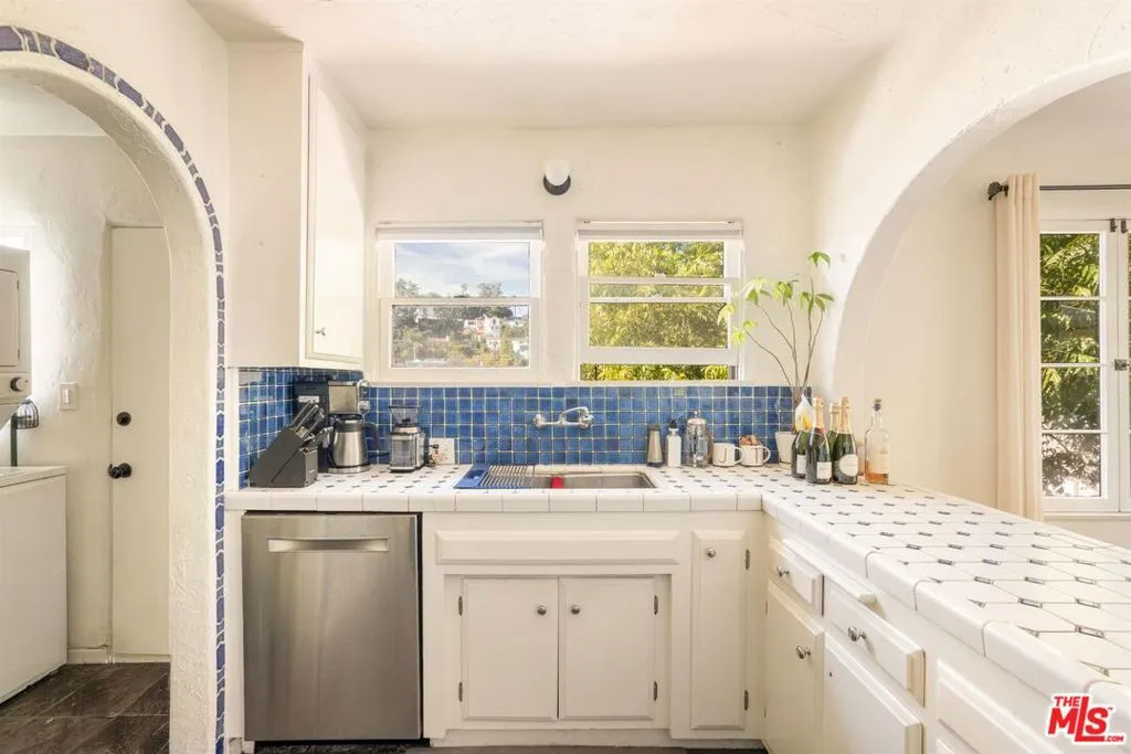 Los Angeles, California 90068, United States, 6 Bedrooms Bedrooms, ,4 BathroomsBathrooms,Residential,Active,246829