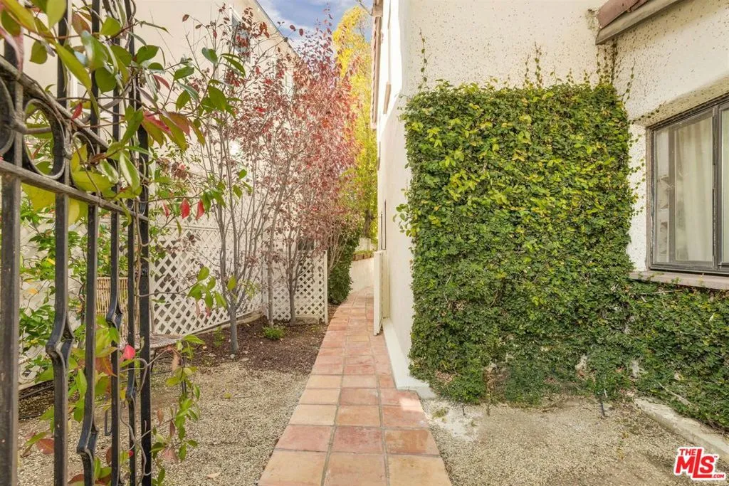 Los Angeles, California 90068, United States, 6 Bedrooms Bedrooms, ,4 BathroomsBathrooms,Residential,Active,246829