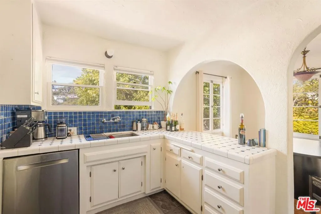 Los Angeles, California 90068, United States, 6 Bedrooms Bedrooms, ,4 BathroomsBathrooms,Residential,Active,246829