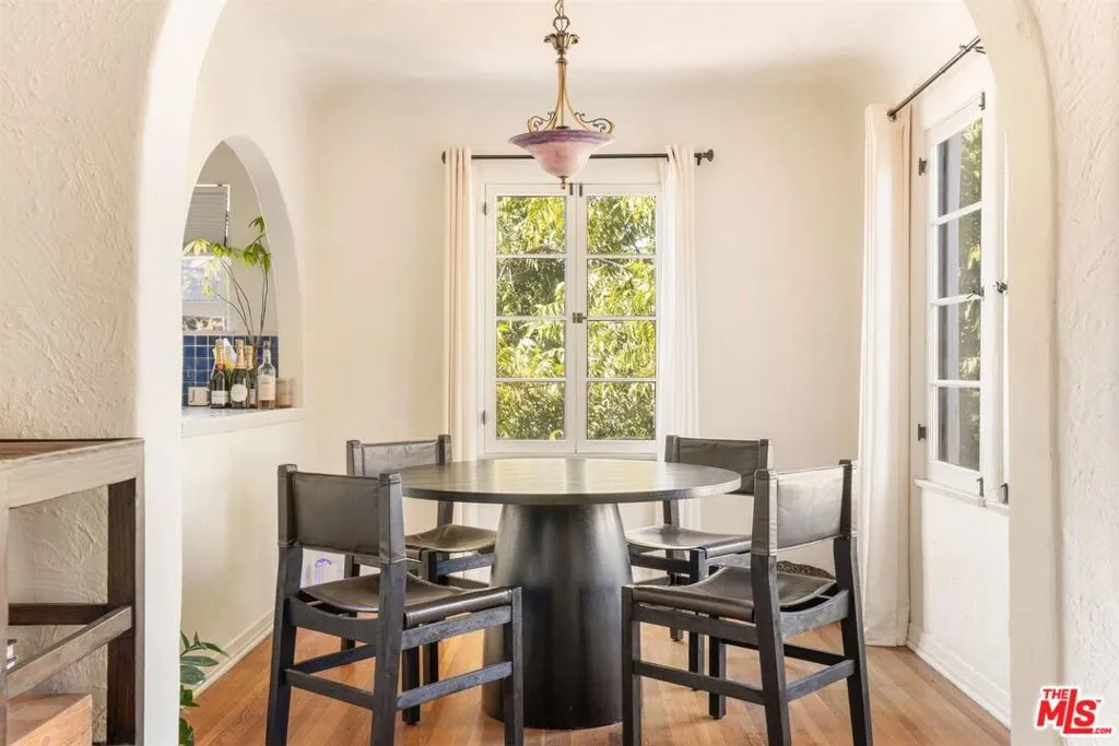 Los Angeles, California 90068, United States, 6 Bedrooms Bedrooms, ,4 BathroomsBathrooms,Residential,Active,246829