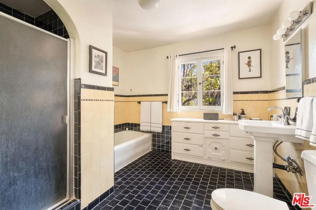 Los Angeles, California 90068, United States, 6 Bedrooms Bedrooms, ,4 BathroomsBathrooms,Residential,Active,246829