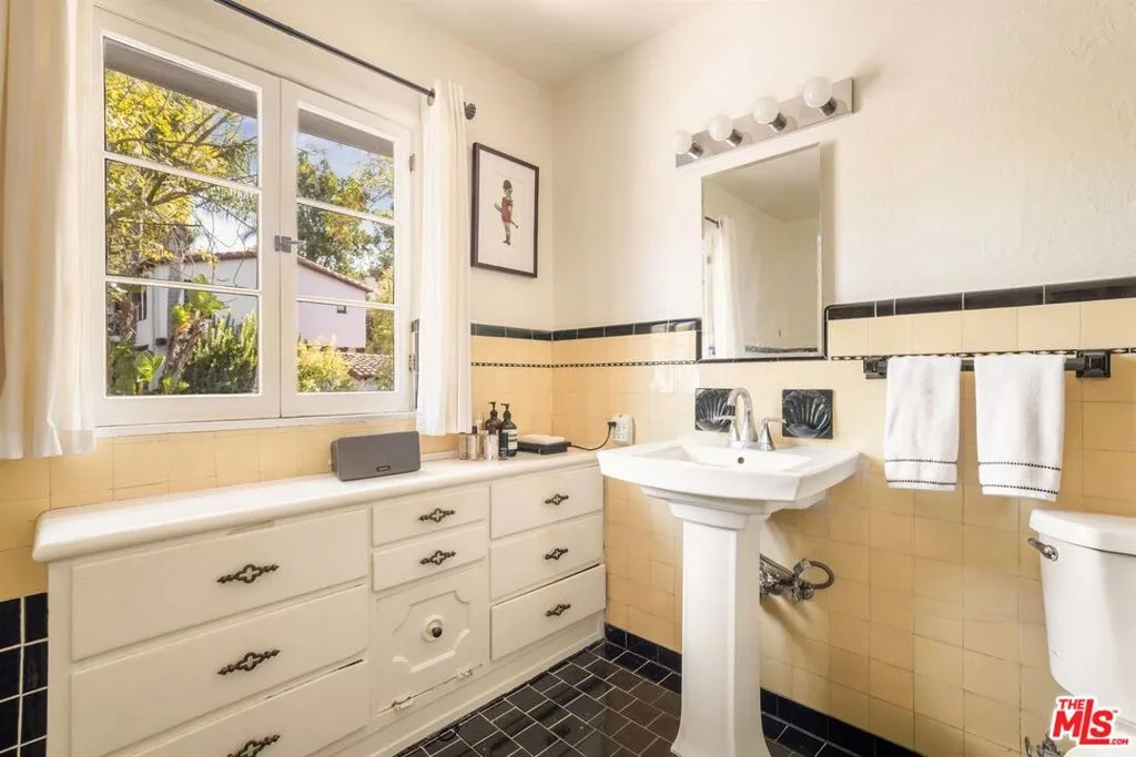 Los Angeles, California 90068, United States, 6 Bedrooms Bedrooms, ,4 BathroomsBathrooms,Residential,Active,246829