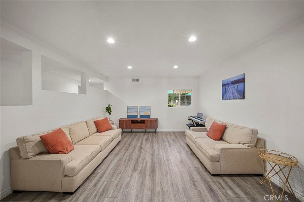 10037 Sunnybrae Avenue
