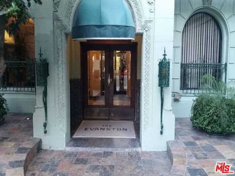 Photo of 630 S Kenmore Avenue #100, Los Angeles, CA 90005 (MLS # 26639577)