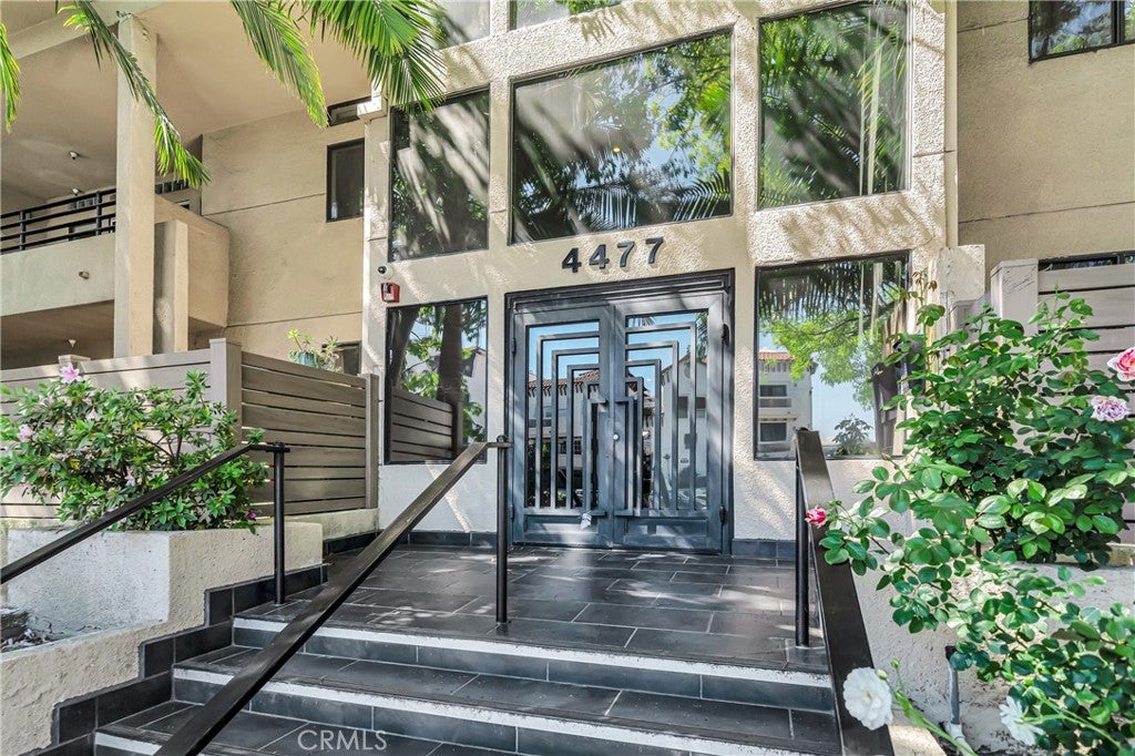 4477 Woodman Avenue 305