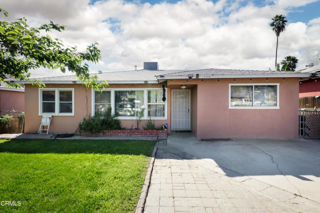 Photo of 1318 Vale Street, Bakersfield, CA 93307 (MLS # V1-35822)