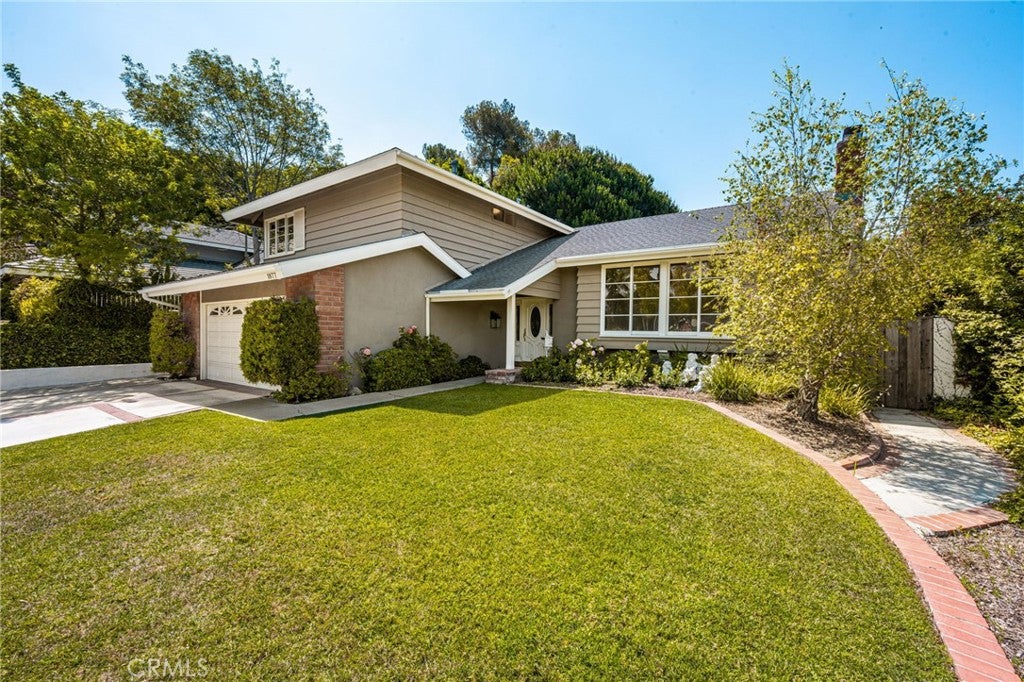 1877 Swan Circle