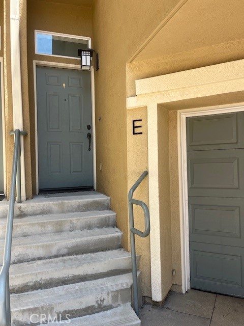 This is unit #E. Luxury lease available in the highly sought after guard gated community Vantage Townhomes. Very spacious home with wood grain vinyl plank flooring on the main level; new carpet up the stairs and in the bedrooms. Lots of windows and light in all rooms. Amazing location at the corner of MacArthur and Main Street, easy access to restaurants, shopping and fwys. Tall, expansive ceilings as you enter the main living room, up a few stairs to the den/office/reading space. Formal dining space open to the kitchen, with breakfast bar. Ample storage in the kitchen. There is a half bath on this level.
Through the sliding glass door to the outdoor patio to enjoy the landscaping. Three bedrooms are upstairs, the primary has shower and soaking tub, double sink vanity plus two walk in closets. The hallway bath has tub/ shower combination. Two car garage with direct access to the home. Community amenities include a pool, spa, BBQ area, and cabanas. Living here is like being on vacation every day!