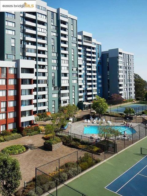 Photo of 555 Pierce St St #733D, Albany, CA 94706 (MLS # 41114540)