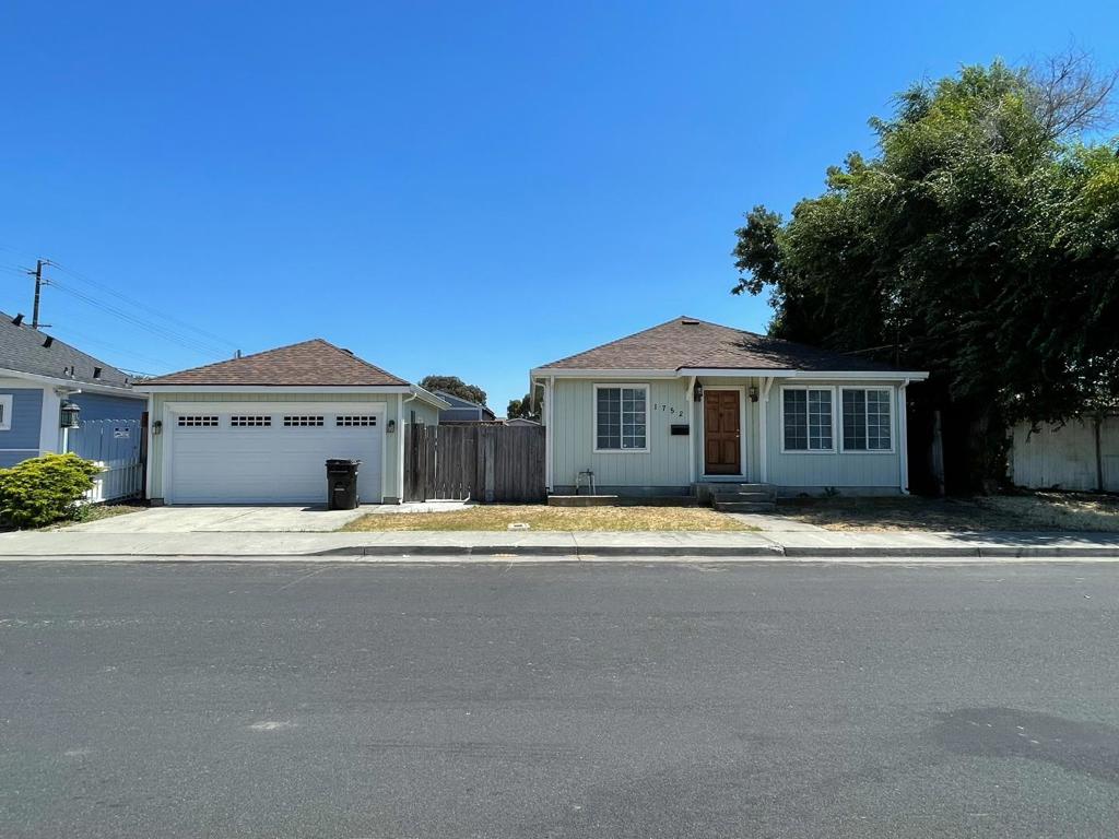Entry level starter home or rental property with great commute location. Minutes to Rivermark Village, Santa Clara Square, Levi Stadium, and Great America. Open floor plan with 3 bedrooms and 2 bathrooms. Detached 2 car garage and on street parking.