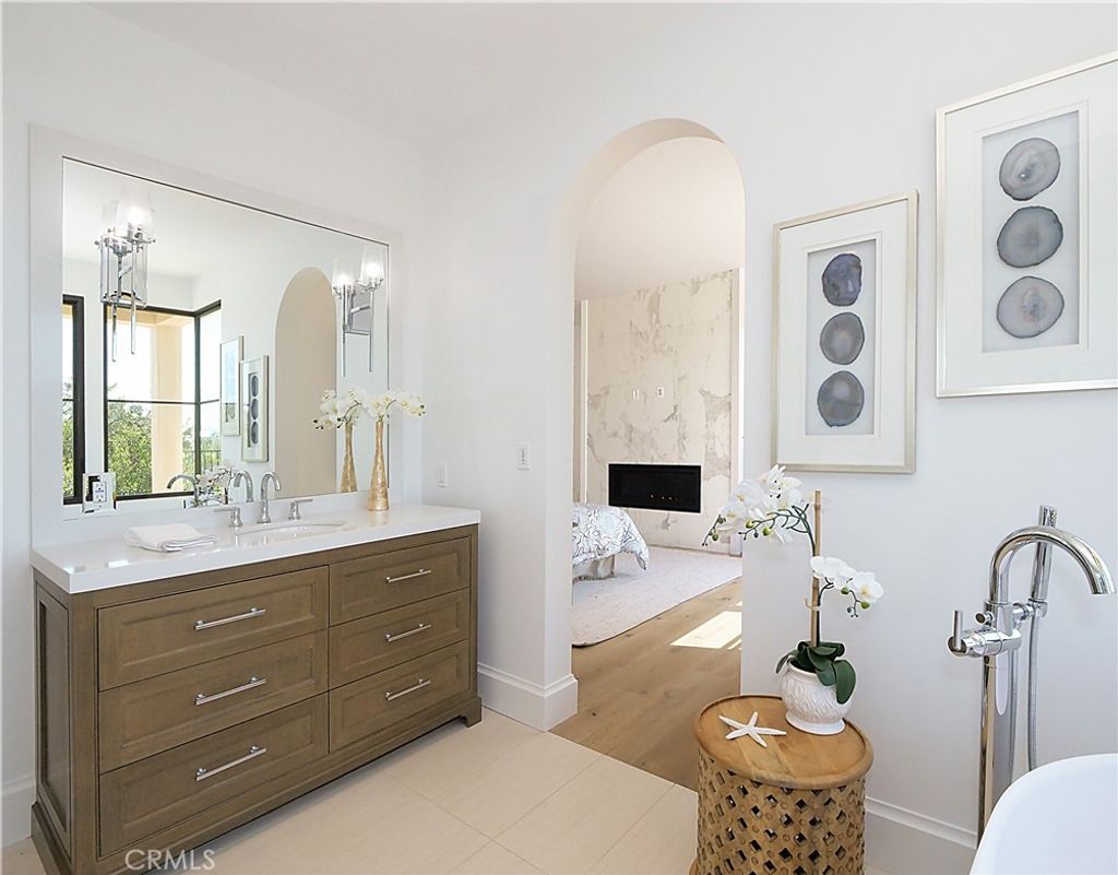 listing image 130726708899176357411