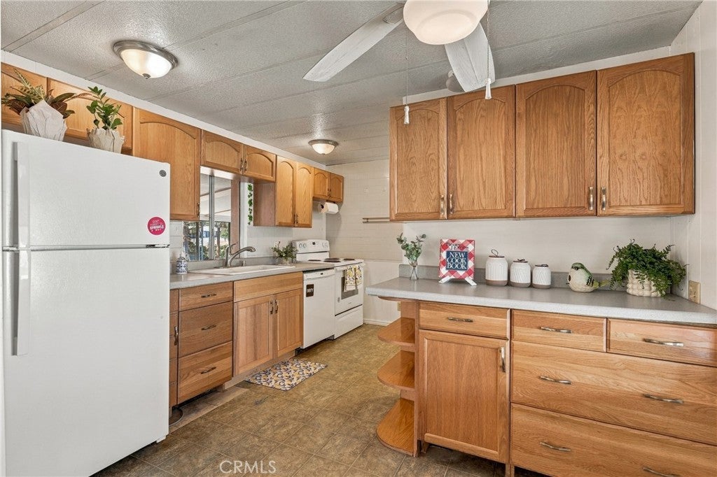 4305 Lakeshore