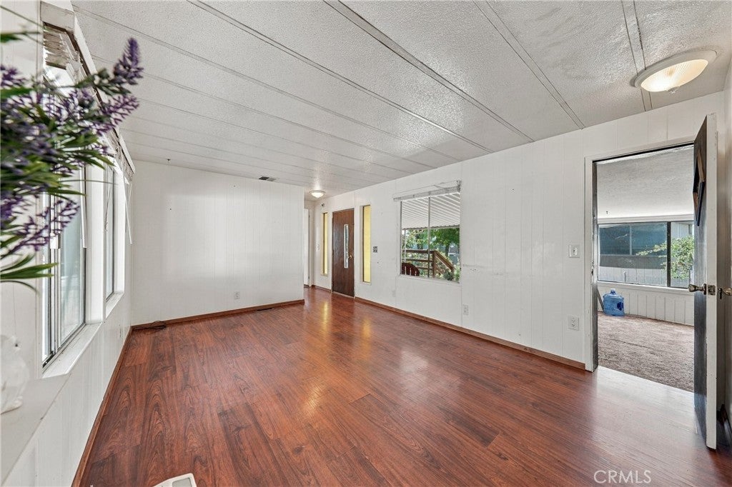 4305 Lakeshore