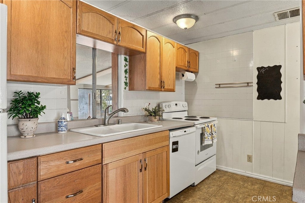 4305 Lakeshore