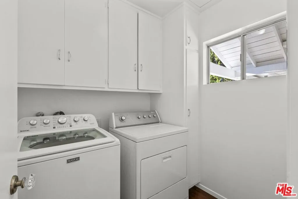 Encino, California 91436, United States, 3 Bedrooms Bedrooms, ,2 BathroomsBathrooms,Residential,Active,239473