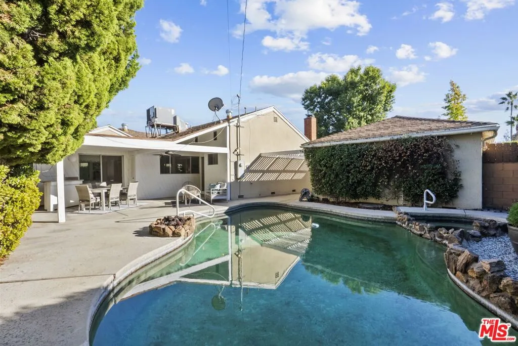 Encino, California 91436, United States, 3 Bedrooms Bedrooms, ,2 BathroomsBathrooms,Residential,Active,239473