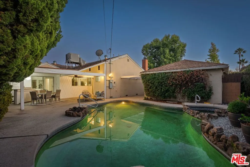 Encino, California 91436, United States, 3 Bedrooms Bedrooms, ,2 BathroomsBathrooms,Residential,Active,239473