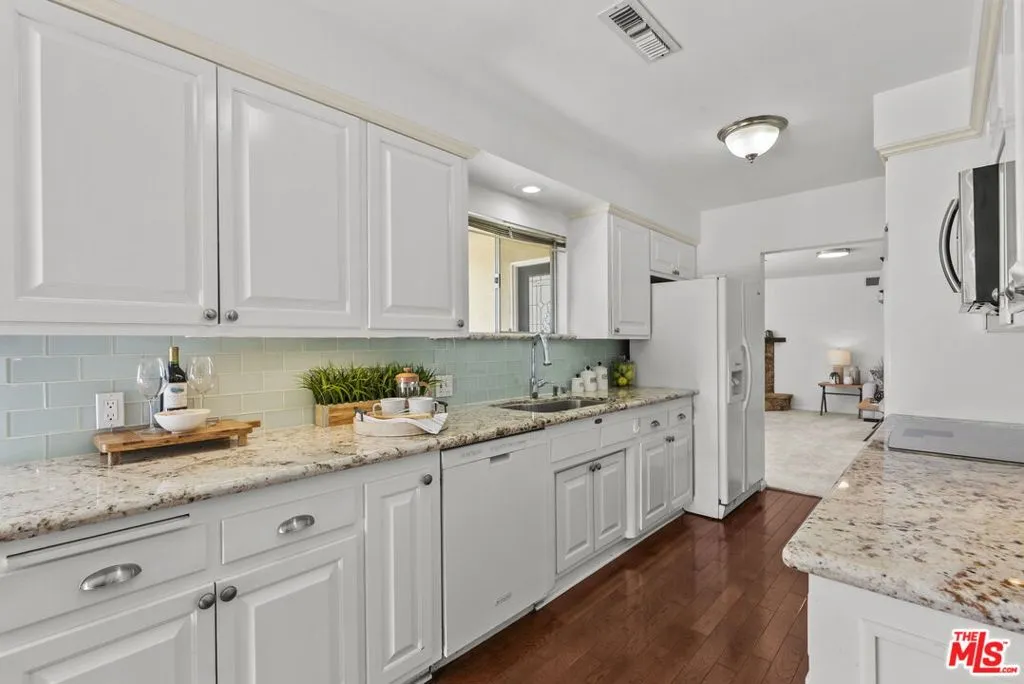 Encino, California 91436, United States, 3 Bedrooms Bedrooms, ,2 BathroomsBathrooms,Residential,Active,239473