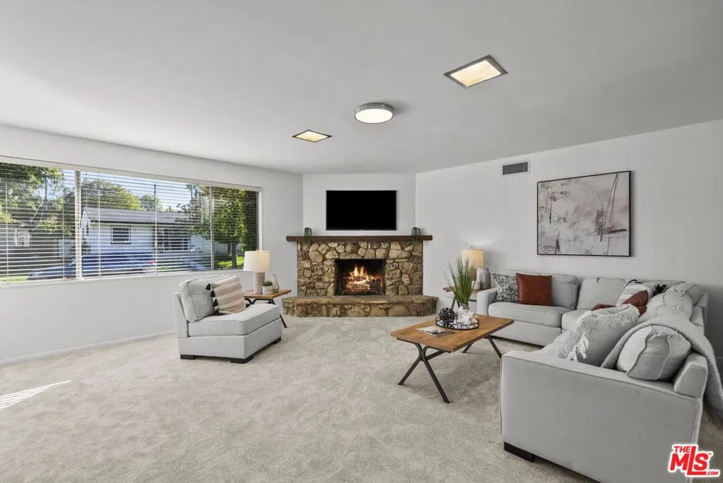 Encino, California 91436, United States, 3 Bedrooms Bedrooms, ,2 BathroomsBathrooms,Residential,Active,239473