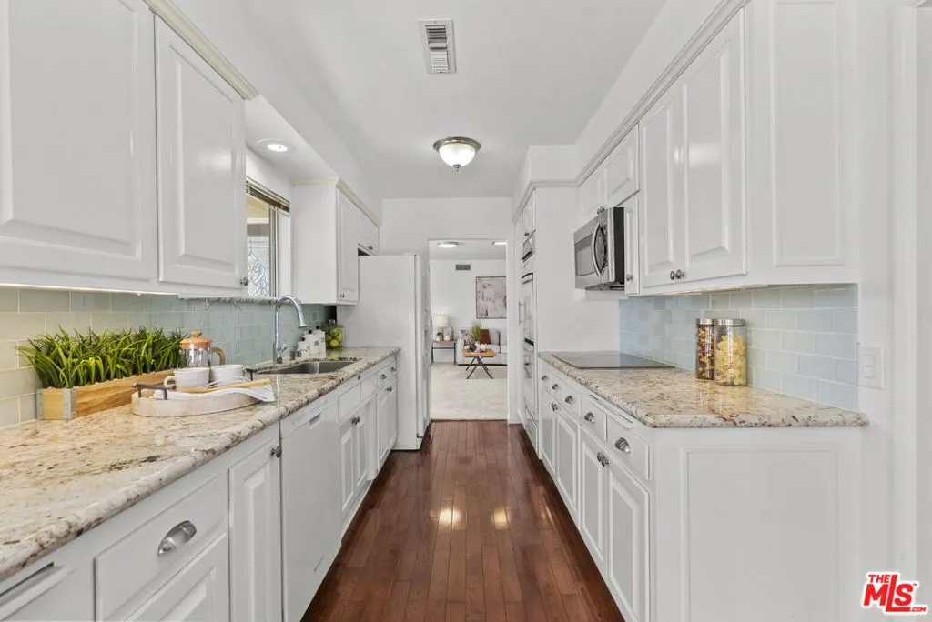 Encino, California 91436, United States, 3 Bedrooms Bedrooms, ,2 BathroomsBathrooms,Residential,Active,239473