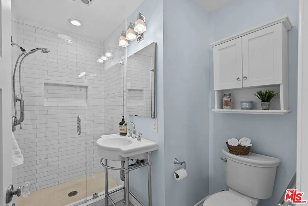 Encino, California 91436, United States, 3 Bedrooms Bedrooms, ,2 BathroomsBathrooms,Residential,Active,239473