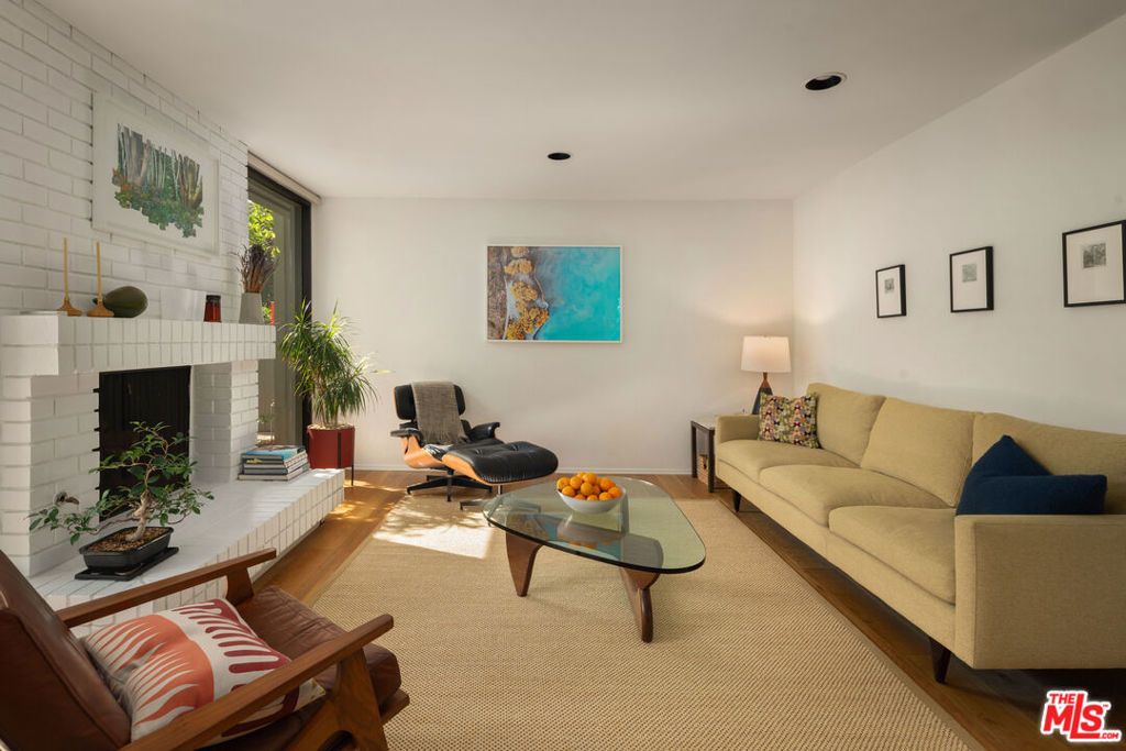 Photo of 859 S Bundy Drive, Los Angeles, CA 90049 (MLS # 26656021)