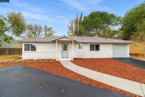 Photo of 3102 Pine St St, Martinez, CA 94553 (MLS # 41119024)