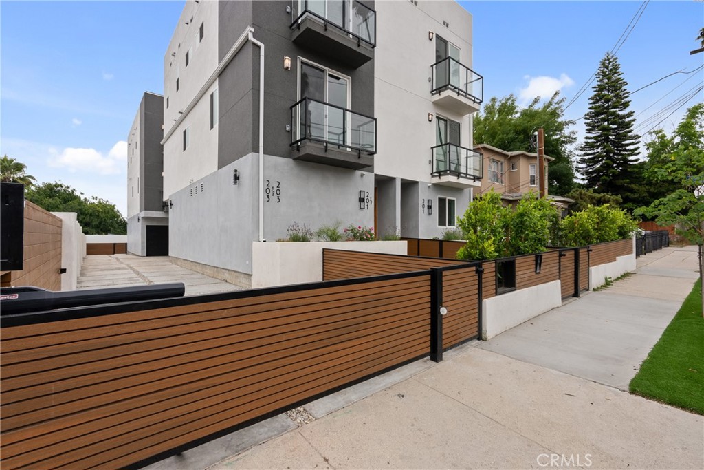 201 S Westlake Ave