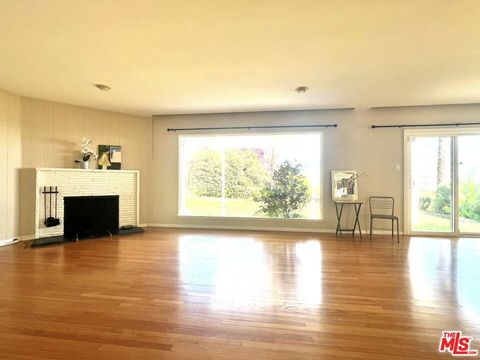 Photo of 5604 S Chariton Avenue, Ladera Heights, CA 90056 (MLS # 26818057)