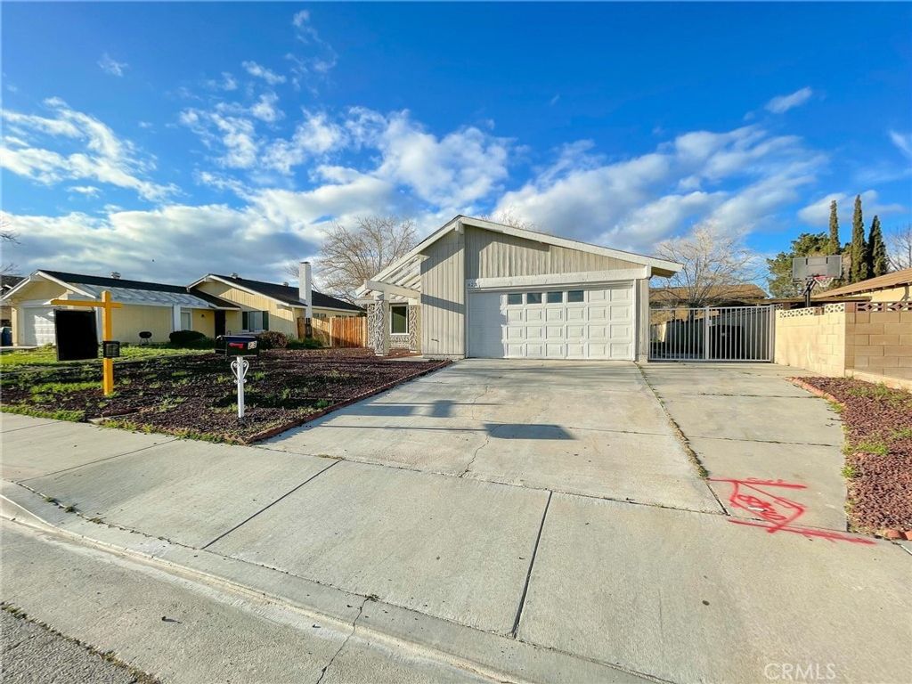 Photo of 823 E Kildare Street, Lancaster, CA 93535 (MLS # SR25244210)