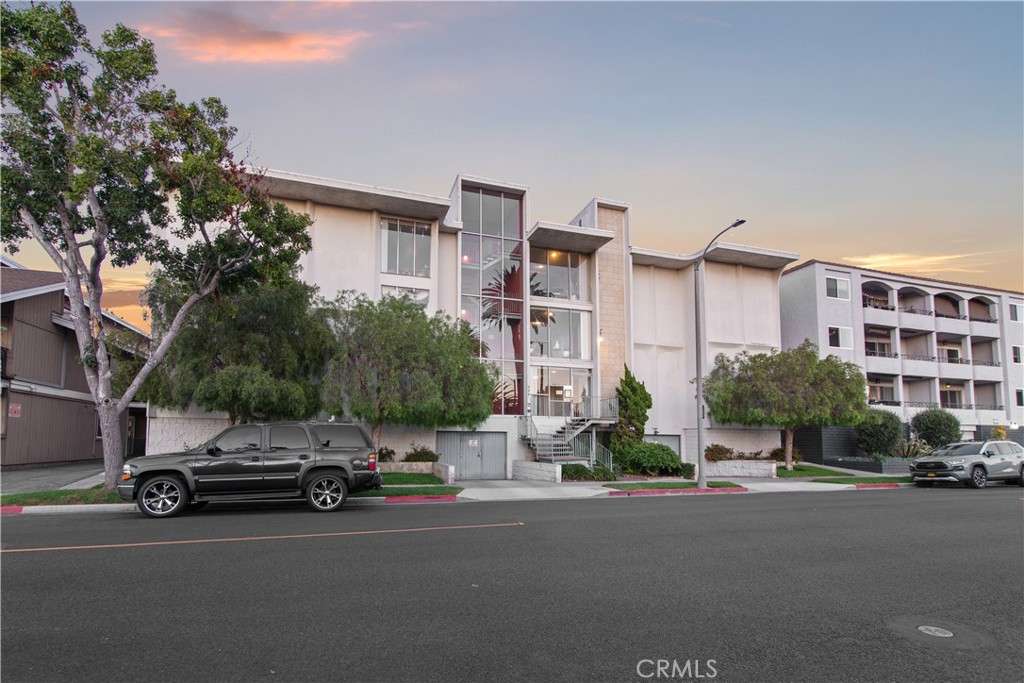 Beautiful Condo in Prime Location. Located in a highly desirable neighborhood just minutes from restaurants, shops, and the ocean, this spacious two-bedroom, two-bathroom condo offers the perfect blend of comfort and convenience.
The open floor plan features an upgraded kitchen with a breakfast bar and dining area, ideal for entertaining or everyday living. Both bedrooms are exceptionally large, with the primary suite including a walk-in closet. The home’s first-floor location provides easy access.
Enjoy the privacy of a quiet, well-maintained building with excellent amenities, including a pool, gym, garage, central laundry area, BBQ area, and backyard space.
Don’t miss this opportunity—call today to schedule your private showing!