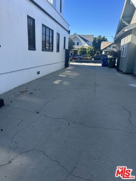 1416 W 37th Drive